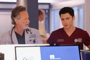 Chicago Med, Staffel 10, Folge 2. Steven Weber als Dr. Dean Archer, Darren Barnet als Dr. John Frost. SRF/NBC Universal