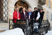 SRF bi de Lüt - Hotel zum Glück, Gruppenbild der Protagonisten vor dem Hotel Chesa Salis, v.l. Ruedi Herzig, Mirjam Keller, Bettina Scherz, Ilker 'Tony' Kivanc und André Lüscher SRF bi de Lüt - Hotel zum Glück, Gruppenbild der Protagonisten vor dem Hotel Chesa Salis, v.l. Ruedi Herzig, Mirjam Keller, Bettina Scherz, Ilker 'Tony' Kivanc und André Lüscher