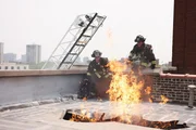 Chicago Fire, Staffel 10 Folge 1; Jesse Spencer als Matthew Casey, Christian Stolte als Mouch Chicago Fire, Staffel 10 Folge 1; Jesse Spencer als Matthew Casey, Christian Stolte als Mouch