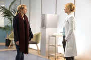 Dr. Ina Schulte (Isabell Gerschke) und Dr. Philipp Brentano (Thomas Koch) haben gerade erfahren, dass Sarah Marquardt und Philipps Frau Arzu mit einer Hochschwangeren im Fahrstuhl stecken geblieben sind.