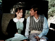 John-Boy (Richard Thomas, r.) ist mit Sarah Jane Simmons (Sissy Spacek, l.) auf dem Weg ins Kino ...