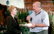 Julia Laubach informiert Karl Wendlinger über die Anzeige betreffend Kurpfuscherei gegen ihn (v.li.: Christiane Hörbiger, Anton Pointecker).