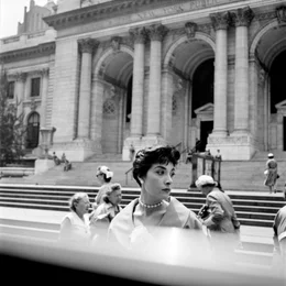 Ein Vivian Maier-Foto: Eine Frau mit Hut vor der New York Public Library.