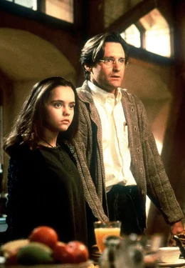 Der Geistertherapeut Dr. James Harvey (Bill Pullman) und seine Tochter Kat (Christina Ricci) ziehen in die Villa, in der es angeblich spukt...
