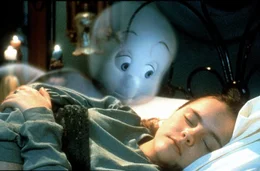Casper ist sogar an Kats (Christina Ricci) Seite, w&auml;hrend sie schl&auml;ft!