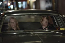Claire Walsh (Elisabeth Moss, l.); Gabriel O'Malley (Domhnall Gleeson, r.)