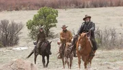 Gemeinsam mit dem abgehalfterten Marshall Rooster Cogburn (Jeff Bridges, r.) macht sich Mattie Ross (Hailee Steinfeld, l.) auf die gef&auml;hrliche Jagd nach dem M&ouml;rder ihres Vaters. Gesellschaft bekommen sie schon bald von dem Texas Ranger LaBoeuf (Matt Damon, M.), der die Kopfpr&auml;mie auf den Fl&uuml;chtigen kassieren will ...