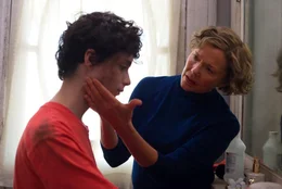 L-R: Jamie (Lucas Jade Zumann) und Dorothea Fields (Annette Bening)