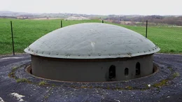 Typisch f&uuml;r die Maginot-Linie: die kleinen hydraulischen T&uuml;rme. 150 St&uuml;ck gab es von ihnen, sie konnten sich um 360 Grad drehen.