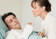 Leah Lasmo (Sophie Rois) besucht ihren Mann Roman (Johannes Silberschneider) im Krankenhaus.