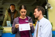 Betty (Henrike Hahn, M.) erhält von Dr. Walden (Constantin Lücke, r.) Gewissheit über die Brandursache; Safi (Ercan Durmaz, l.) beobachtet.