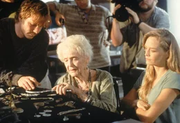 Die 101-j&auml;hrige Rose (Gloria Stuart, M.) wird auf das Titanic-Expeditionsschiff eingeladen. Als sie das Innere des Wracks der MS Titanic sieht, &uuml;berkommen sie die Erinnerungen. Sie l&auml;sst die Expeditionscrew daran teilhaben und erz&auml;hlt ihnen die Geschichte vom Untergang ...