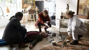 Der Antiquitätenhändler Dennis Stolte (Komparse, 2.v.l.) wurde mit einer Vase erschlagen. Laut Rechtsmedizinerin Dr. Helene Sturbeck (Katharina Blaschke, 2.v.r.) hat er kurz zuvor noch eine kräftige Ohrfeige kassiert. Mit wem ist er in einen tödlichen Streit geraten? Kriminaltechnikerin Roswitha Prinzler (Silke Matthias, r.) hat am Tatort eine Mütze sichergestellt. Gehört sie der Tatperson? Kriminalhauptkommissarin Karoline Joost (Nike Fuhrmann, l.) nimmt die Ermittlungen auf.