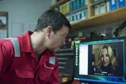 Noch kann Mike (Mark Wahlberg) ganz normal mit seiner Frau (Kate Hudson) skypen.