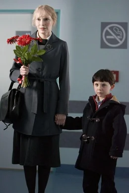 W&auml;hrend Damiens (Seamus Davey-Fitzpatrick) Mutter immer mehr den Bezug zu ihrem vermeintlichen Sohn verliert, scheint sich dessen neue Nanny Mrs. Baylock (Mia Farrow) immer mehr auf die Seite des Jungen zu stellen.