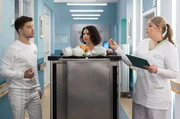 Dr. Ina Schulte (Isabell Gerschke) und Dr. Philipp Brentano (Thomas Koch) haben gerade erfahren, dass Sarah Marquardt und Philipps Frau Arzu mit einer Hochschwangeren im Fahrstuhl stecken geblieben sind. Dr. Ina Schulte (Isabell Gerschke) und Dr. Philipp Brentano (Thomas Koch) haben gerade erfahren, dass Sarah Marquardt und Philipps Frau Arzu mit einer Hochschwangeren im Fahrstuhl stecken geblieben sind.