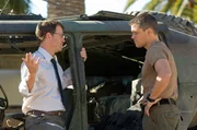 In wie weit ist der Geheimdienst-Agent Clark Poundstone (Greg Kinnear, l.) in die Machenschaften des Verteidigungsnachrichtendienstes involviert? Der US-Offizier Roy Miller (Matt Damon, r.) entschlie&szlig;t sich dazu, auf eigene Faust zu ermitteln ...