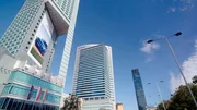 Der Film begleitet Unternehmer, Influencerinnen und Selfmade-Million&auml;re auf ihrem Weg nach oben. Sie gew&auml;hrt exklusive Einblicke in ihren Alltag zwischen Jetset und Business-Meetings, zwischen Sch&ouml;nheitsidealen und Statussymbolen. Dabei geht es nicht nur um Wohlstand, sondern auch um gesellschaftlichen Wandel, Anerkennung und die Frage: Was macht Polen gerade anders &ndash; oder sogar besser &ndash; als Deutschland? - Warschau