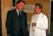 Bürgermeister Marting Reidinger spricht mit Dr. Burger über seine Anzeige betreffend Kurpfuscherei gegen Karl Wendlinger (v.li.: Franz Buchrieser, Fritz von Friedl).