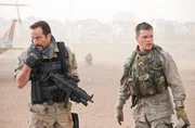 Kann Offizier Roy Miller (Matt Damon, r.) dem Special Forces Lieutenant Briggs (Jason Isaacs, l.) noch vertrauen?