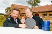Die Gendarmen Gustl Rauscher und Heinz Strubreiter besprechen die Vorgangsweise vor dem Hof der Familie Zinnober (v.li.: Ludwig Dornauer, Michael König). Die Gendarmen Gustl Rauscher und Heinz Strubreiter besprechen die Vorgangsweise vor dem Hof der Familie Zinnober (v.li.: Ludwig Dornauer, Michael König).