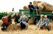 Die wohlverdiente Pause bei der Ernte. Herta Mähr verteilt die mitgebrachten Getränke an die Helfer (v.li.: Bibiana Zeller, Monika Finotti, Christiane Hörbiger, Philipp Fleischmann, Raffael Weninger, Janet Brand, Paula Polak).
