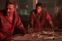 L - R: Kurt Russell als Jimmy Harrell, Mark Wahlberg als Mike Williams