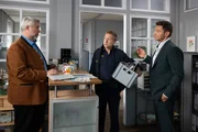 Polizeihauptmeister Mohr (Max Müller, M.) bringt den Kommissaren Stadler (Dieter Fischer, l.) und Hansen (Igor Jeftić, r.) die Geschäftsunterlagen aus dem Schloss.