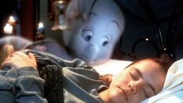 Casper ist sogar an Kats (Christina Ricci) Seite, w&auml;hrend sie schl&auml;ft!