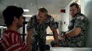 Conrad Coleby als Dylan 'Dutchy' Mulholland (m.), John Batchelor als Chief Petty Officer Andy 'Charge' T (r.).