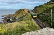 Ein besonders eindrucksvolles Streckenstück: Der Zug bahnt sich seinen Weg entlang der Klippen zwischen Greystones und Bray.