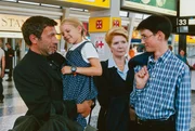Julia Laubach fährt mit Elisabeth und Wolfgang zum Flughafen, um Carlos Opermann zu verabschieden (v.li.: Michele Oliveri, Paula Polak, Christiane Hörbiger, Philipp Fleischmann).