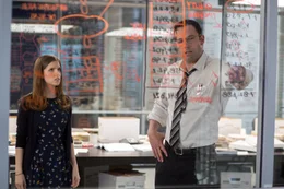 Von links nach rechts: Dana (Anna Kendrick) und Chris (Ben Affleck).