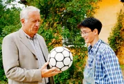 Arthur schlägt seinem Enkel Wolfgang ein Fußballspiel vor. Wolfgang zweifelt aber an den Fußballkünsten seines Großvaters (v.li.: Peter Bongartz, Philipp Fleischmann).