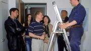 Der Besuch der Kriminalbeamten Bonhoff (Wolfgang Krewe, li.) und Kehler (Wolfgang Bathke, 2. v. re) wird von den Wuttkes mit Unverständnis aufgenommen. Klaus (Pierre Frank, 3.v.li.), Veronika (Irene Rindje, 3.v.re.) und Tochter Tina (Isabella Jantz, 2.v.li.) hatten bereits ausgesagt, den toten Inder nicht zu kennen. Andy Keil (Pierre Rene Müller, re.) wird Zeuge der Befragung.