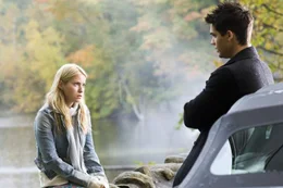 Schon bald verliebt sich Sarah (Laura Ramsey, l.) in den faszinierenden Caleb (Steven Strait, r.). Sie vertraut ihm an, dass sie bef&uuml;rchtet, dass an der Uni manches nicht ganz normal ist - ein toter Mitsch&uuml;ler scheint ihr da schon bald Recht zu geben ...