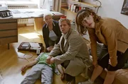 Nina (Elena Uhlig, r.) und Leo (Henning Baum, M.) untersuchen gemeinsam mit Dr. Reiter (Sarah Camp, l.) die Leiche des Elite-Sch&uuml;lers Jan-Henrik B&uuml;chmann, der unter mysteri&ouml;sen Umst&auml;nden ums Leben kam.