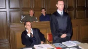 Die beiden Rechtsanwälte Hoppe (Holger Gotha, li.) und Rasch (Karlheinz von Liebezeit, re.) versuchen für ihre Mandanten Schulz (Oli Bigalke, 2.v.li.) und Keil (Pierre Rene Müller, 2.v.re.) ein mildes Urteil zu erreichen.