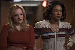 Claire Walsh (Elisabeth Moss, l.); Ruby O'Carroll (Tiffany Haddish, r.)