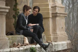 (v.l.n.r.) Luce (Addison Timlin); Cam (Harrison Gilbertson)