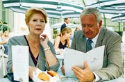 Julia fährt nach Wien zu ihrem getrennt lebenden Ehemann Arthur und bittet ihn um Hilfe für die Familie Mähr (v.li.: Christiane Hörbiger, Peter Bongartz).