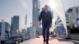 Der Film begleitet Unternehmer, Influencerinnen und Selfmade-Million&auml;re auf ihrem Weg nach oben. Sie gew&auml;hrt exklusive Einblicke in ihren Alltag zwischen Jetset und Business-Meetings, zwischen Sch&ouml;nheitsidealen und Statussymbolen. Dabei geht es nicht nur um Wohlstand, sondern auch um gesellschaftlichen Wandel, Anerkennung und die Frage: Was macht Polen gerade anders &ndash; oder sogar besser &ndash; als Deutschland? - Francis