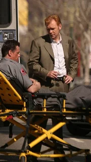 Lt. Horatio Caine (David Caruso, r.) ist zuf&auml;llig Zeuge eines &Uuml;berfalls auf einen Banktransporter geworden. Bei der Schie&szlig;erei mit den Gangstern wird auch der Fahrer, Paul Donlan (John Thaddeus), verletzt. Seine erste Aussage wirft nach kurzer Zeit bei Lt. Caine Zweifel an der Unschuld des Fahrers auf.