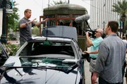 Regisseur Renny Harlin (l.) und Hauptdarsteller John Cena (r.) besprechen eine Szene vom Film 'Zw&ouml;lf Runden' am Drehort in New Orleans.