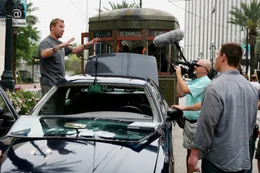 Regisseur Renny Harlin (l.) und Hauptdarsteller John Cena (r.) besprechen eine Szene vom Film 'Zw&ouml;lf Runden' am Drehort in New Orleans.