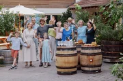 SWR LECKER AUFS LAND, "Zu Gast bei Anne-Christin Trautwein am Kaiserstuhl". Anne-Christins Familie, Freunde und Mitarbeiterin v.li. vordere Reihe: Emil Trautwein, Anne-Christin Trautwein, Christoph Trautwein, Sophia Trautwein, Elfriede Trautwein; hintere Reihe: Edgar Bertram, Marie-Theres Bertram, Ilona Boos-St&ouml;cklin, Hans-Peter Trautwein, Christine M&uuml;ller und Marlen Schmidt