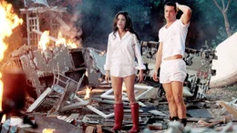 Nach sechs Jahren ist die Beziehung zwischen John und Jane Smith (Brad Pitt, Angelina Jolie) merklich abgek&uuml;hlt. Niemand ahnt, dass beide ein Doppelleben als Auftragskiller f&uuml;hren.Nach sechs Jahren ist die Beziehung zwischen John und Jane Smith (Brad Pitt, Angelina Jolie) merklich abgekĂĽhlt. Niemand ahnt, dass beide ein Doppelleben als Auftragskiller fĂĽhren.
