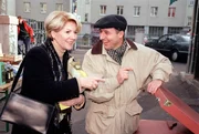 Julia und Fellner am Naschmarkt (v.li.: Christiane Hörbiger, Christoph Fälbl).