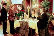 Julia Laubach und Sebastian Reidinger treffen im Restaurant Heinz Strubreiter mit seiner Frau Erna, die ihren 16. Hochzeitstag feiern (v.li.: Fritz Karl, Christiane Hörbiger, Sissy Höfferer, Michael König).