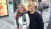 Kandidatin Sandra (r.) mit Shoppingbegleitung Sylvia